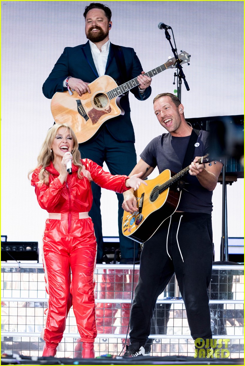 Chris Martin Makes Surprise Appearance During Kylie Minogue's Set at  Glastonbury!: Photo 4316701 | Chris Martin, Kylie Minogue Photos | Just  Jared: Entertainment News