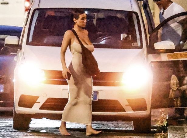 Bianca Censori barefoot on the street in Italy