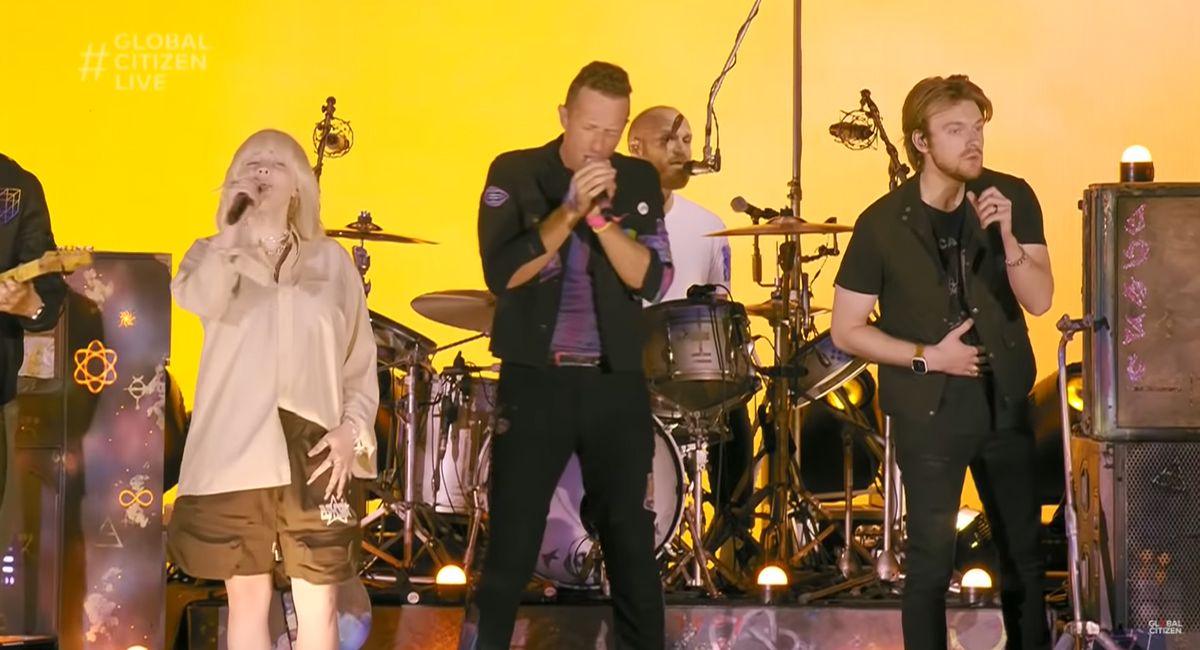 Mira a Coldplay cantar "Fix You" junto a Billie Eilish y Finneas | Garaje  del Rock