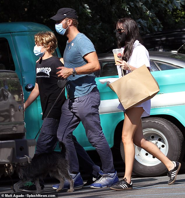 Chris Martin and Dakota Johnson enjoy lunch with his son Moses and her  puppy Zeppelin - Culture - ReadSector