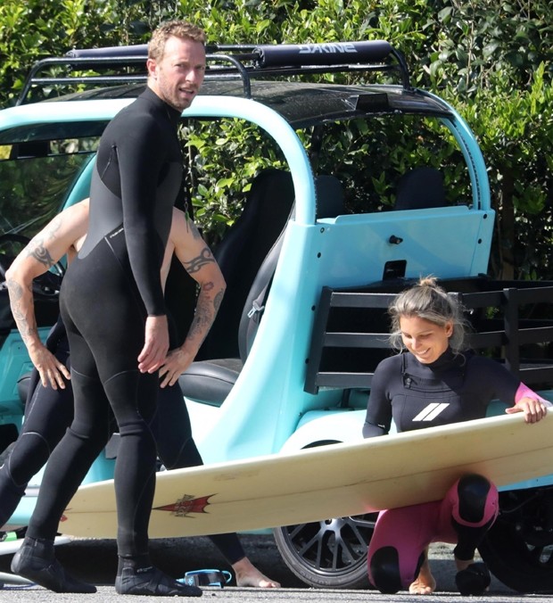 Maya Gabeira é clicada em dia de surfe com Chris Martin e Anthony Kiedis -  Quem | QUEM News