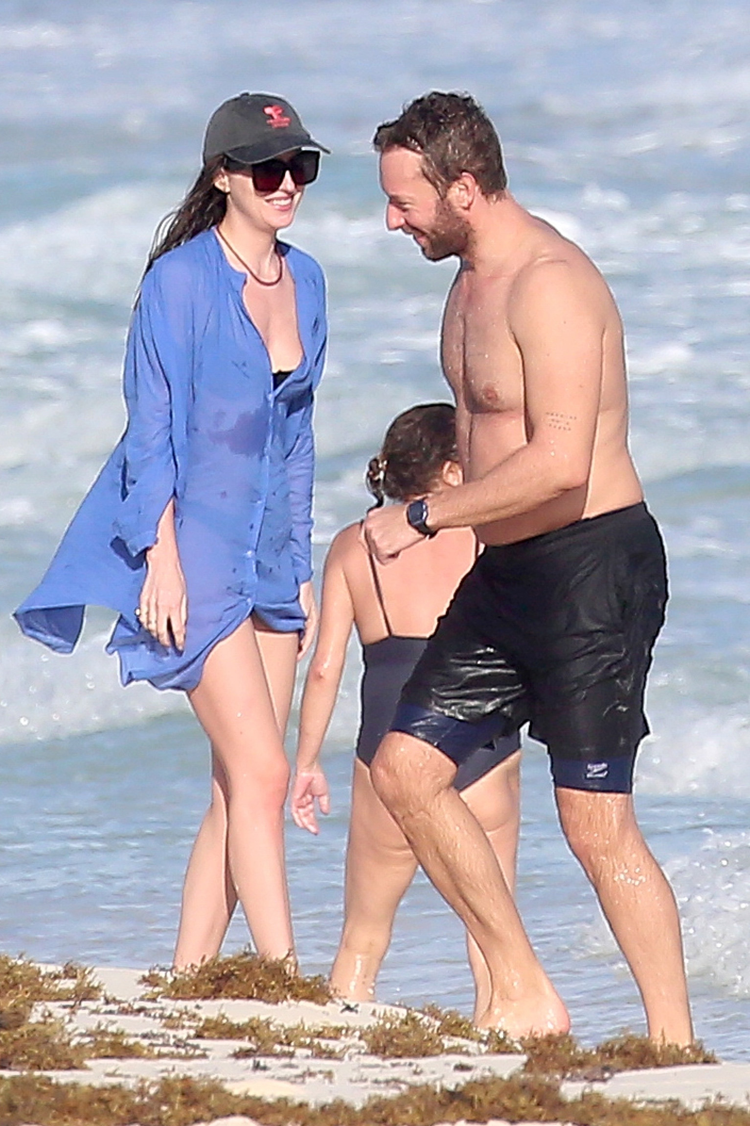 Dakota Johnson i Chris Martin pluskają się razem w MORZU! (ZDJĘCIA) |  Kozaczek