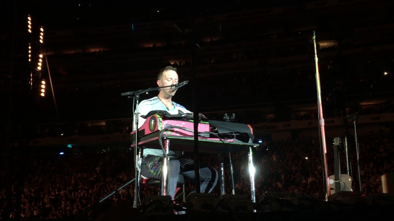 COLDPLAY's CHRIS MARTIN Pays Tribute To CHESTER BENNINGTON With Moving Piano  Cover of 'Crawling' - BLABBERMOUTH.NET