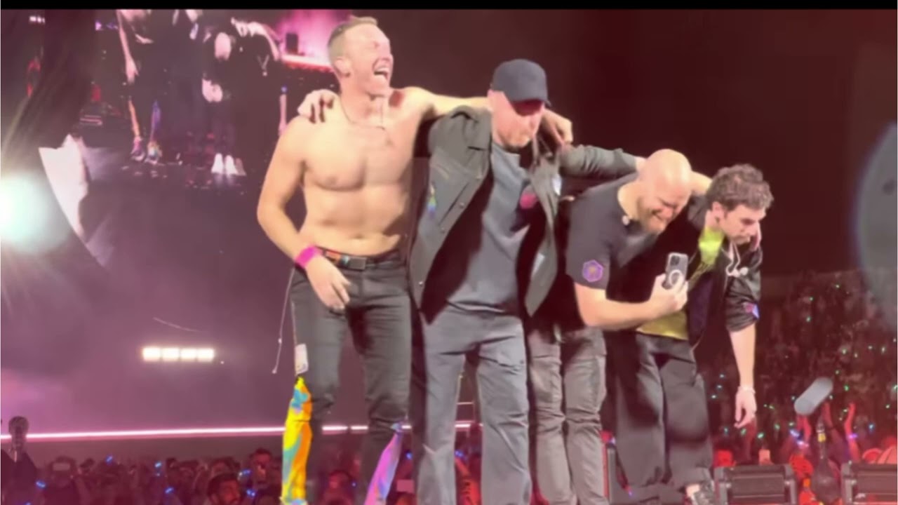 Chris Martin Shirtless Frankfurt 2022