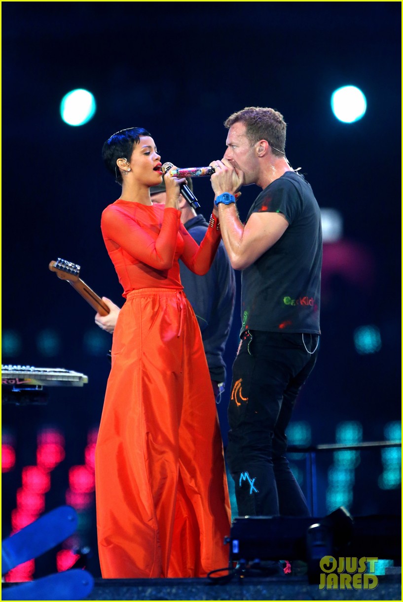 Rihanna: Paralympics Closing Ceremony Performance with Coldplay - Watch  Now!: Photo 2718083 | Chris Martin, Rihanna Photos | Just Jared:  Entertainment News