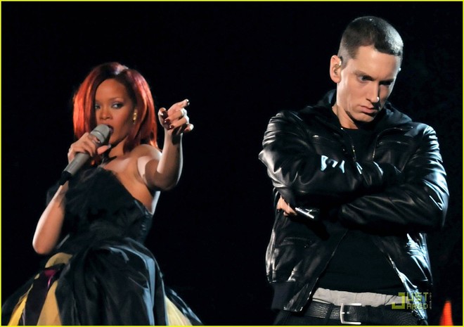 Phẫn nộ Eminem gửi gắm thông điệp ủng hộ Chris Brown, đòi đấm vào mặt  Rihanna