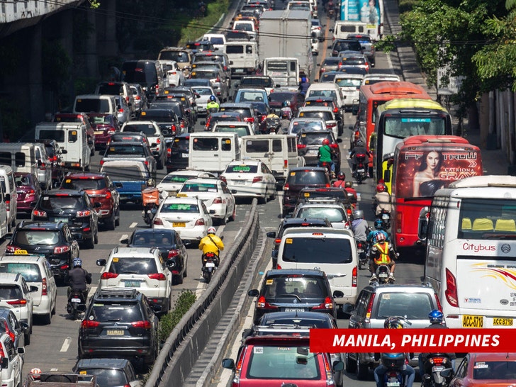 Chris Martin Sings About Manila's Traffic Onstage, 'Completely Insane'