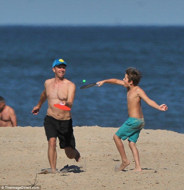 Gwyneth Paltrow and Chris Martin enjoy day at the beach with kids | Chris  martin, Gwyneth paltrow, Chris martin coldplay