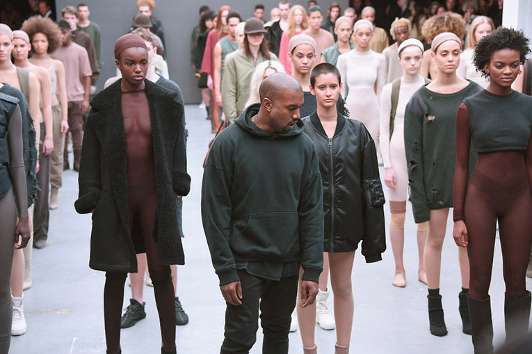 Desfile surpresa de Kanye West 'causa' em Nova York