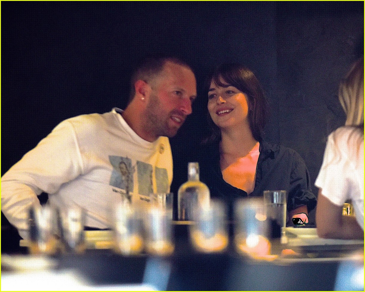 Chris Martin & Dakota Johnson Enjoy a Dinner Date in NYC: Photo 4341597 |  Chris Martin, Dakota Johnson Photos | Just Jared: Entertainment News