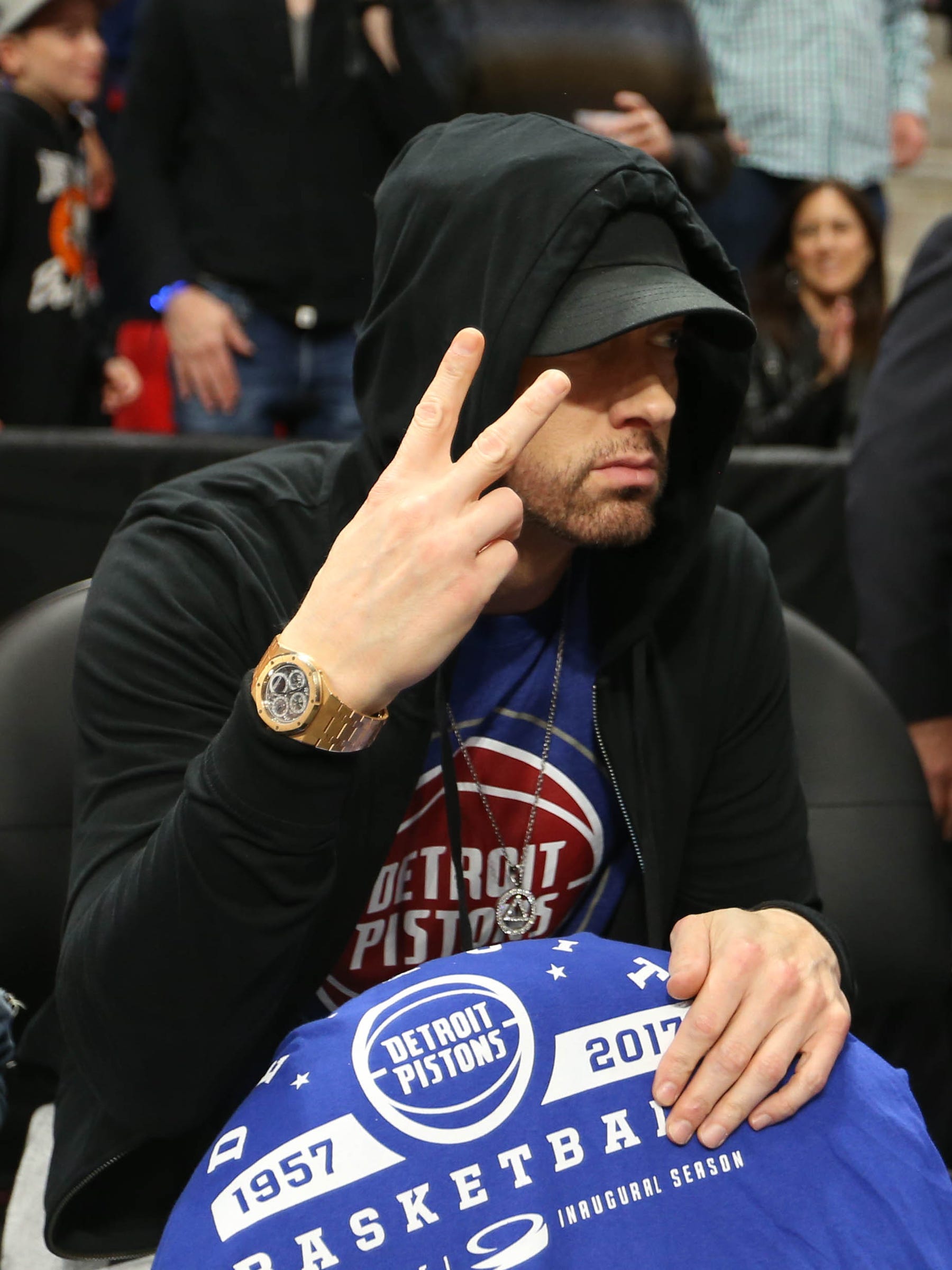 Eminem surprises Pistons crowd, welcomes team 'back to our city'