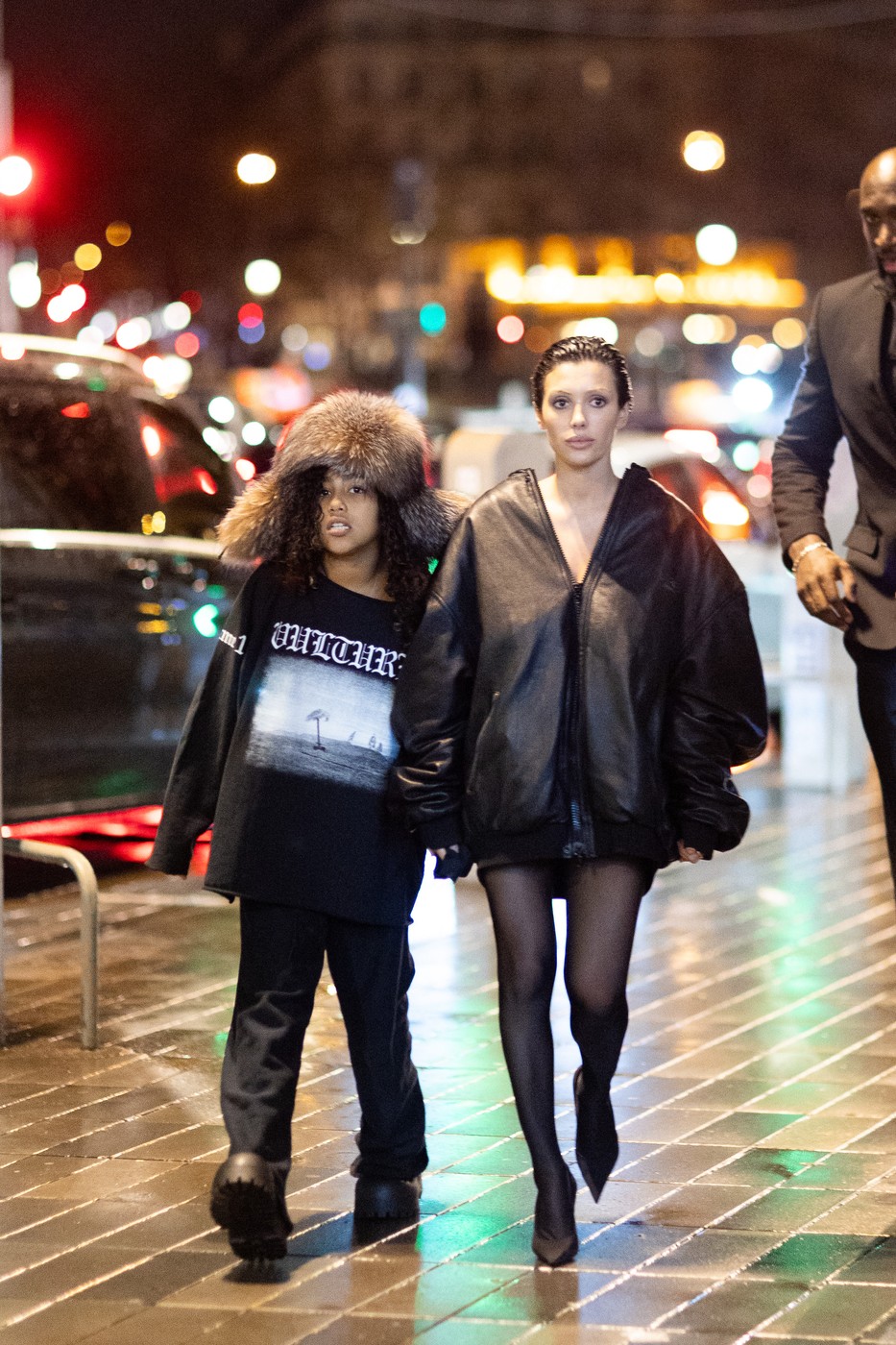 Bianca Censori a dus totul la un alt nivel. Soția lui Kanye West a purtat  la Paris cea mai îndrăzneață ținută de până acum | GALERIE FOTO - CaTine.ro  | Imaginea 1 din 10