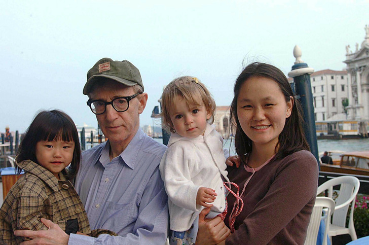 Chúng tôi không coi ông ấy là cha,” Câu chuyện gây tranh cãi về việc Woody Allen kết hôn với con gái của vợ cũ / Mặt sáng