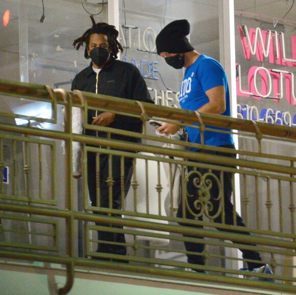 Photo : Exclusif - Jay-Z et Chris Martin quittent le restaurant Sushi Park  à Los Angeles, le 11 mai 2021. - Purepeople