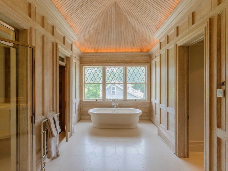 hamptons pond house bathtub