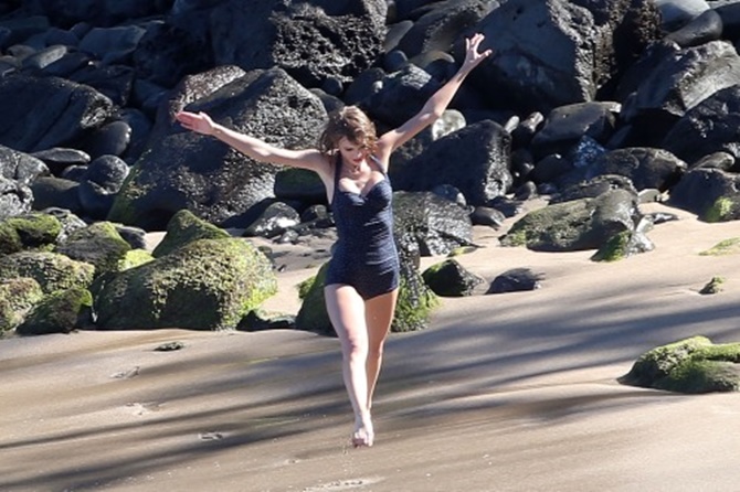 Celebrity story - Taylor Swift splashes around in a bikini on the Hawaiian beach (Picture 3).