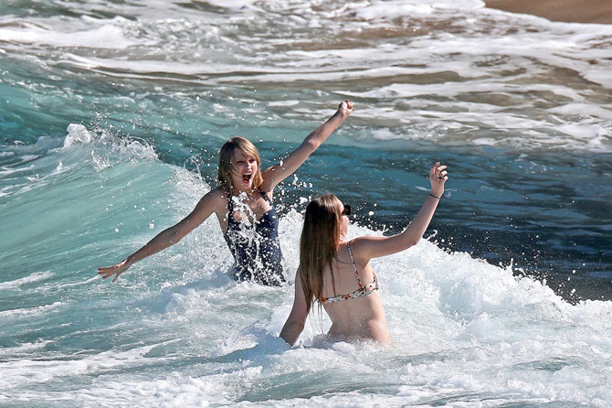 Celebrity story - Taylor Swift splashes around in a bikini on the Hawaiian beach (Picture 2).