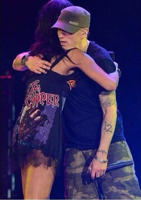 Eminem and Rihanna at The Monster Tour (Rose Bowl 7 august 2014) 01