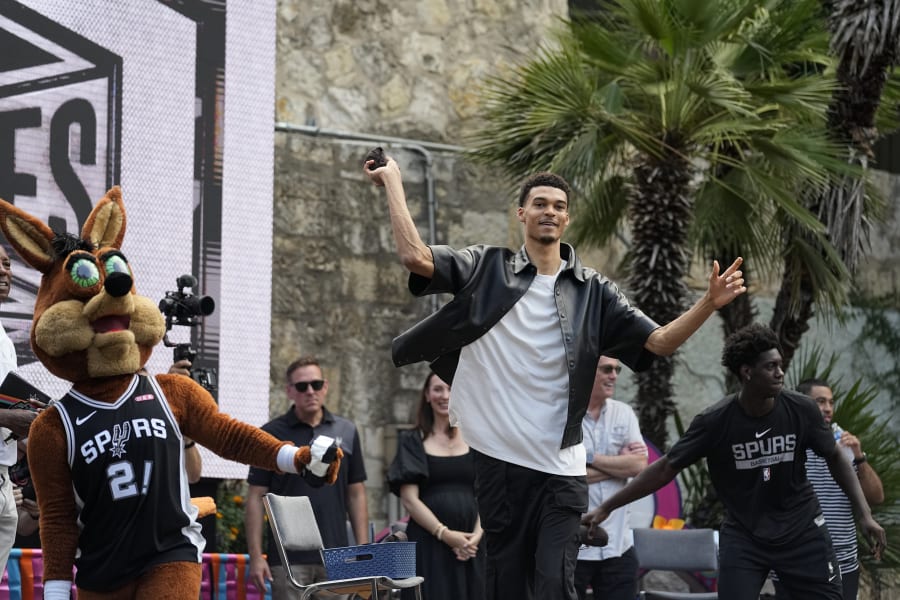 San Antonio Spurs NBA basketball first round draft pick Victor Wembanyama throws t-shirts to fans at a meet the rookies event in San Antonio, Saturday, June 24, 2023. (AP Photo/Eric Gay)