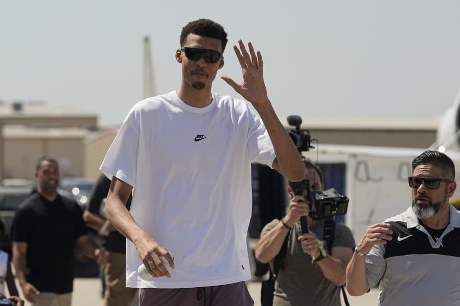 San Antonio Spurs NBA basketball first-round draft pick Victor Wembanyama waves as he arrives in San Antonio, Friday, June 23, 2023. (AP Photo/Eric Gay)