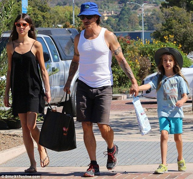 Anthony Kiedis shops with girlfriend and son in Malibu on hot day | Anthony  kiedis, Red hot chili peppers, Red hot