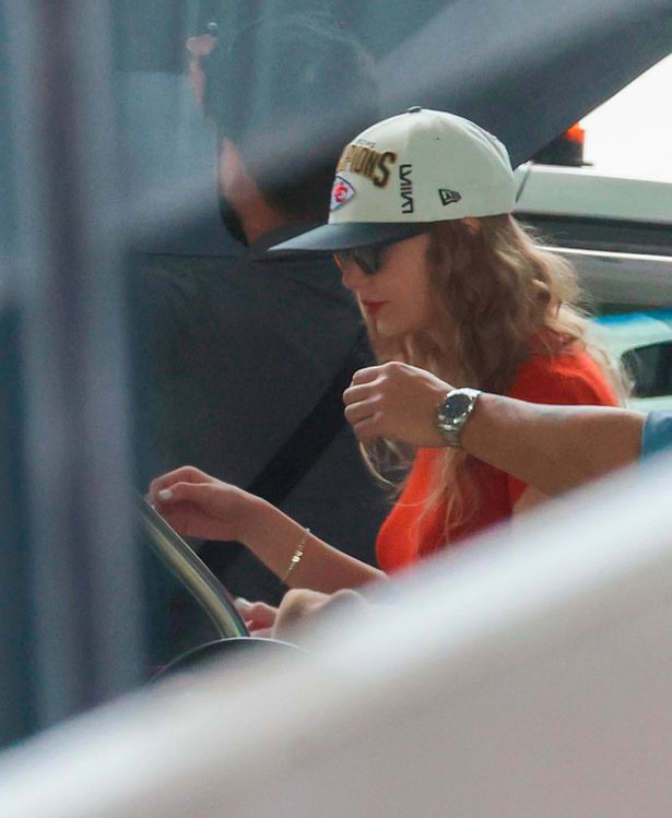 Taylor Swift wears two special gifts from Travis Kelce as boards private  jet in Australia - Mirror Online