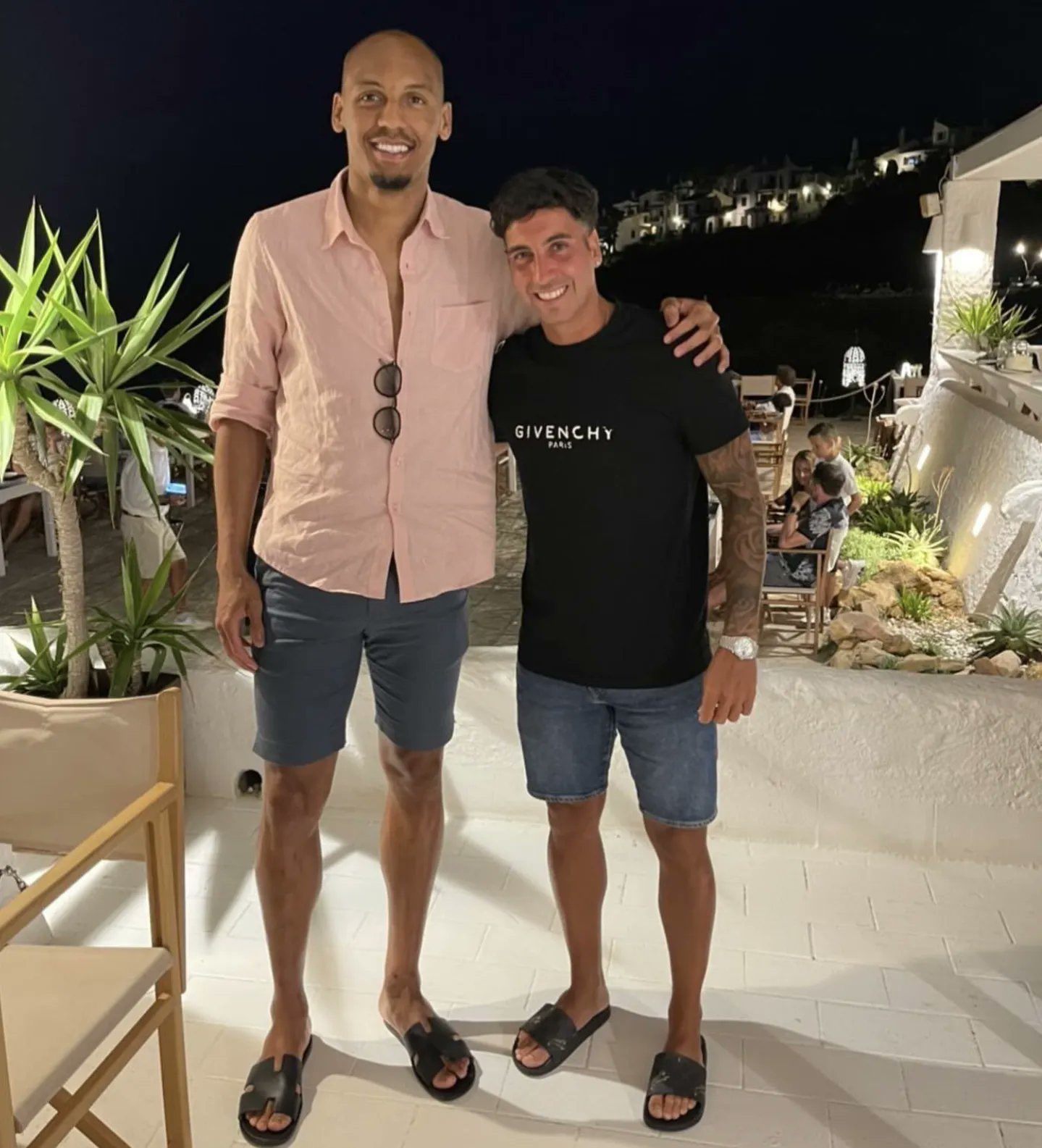 SPORF on X: "This Liverpool fan met Fabinho on holiday and had a kick-about with him. That same evening, Fabinho invite him and his girlfriend to share a meal with him