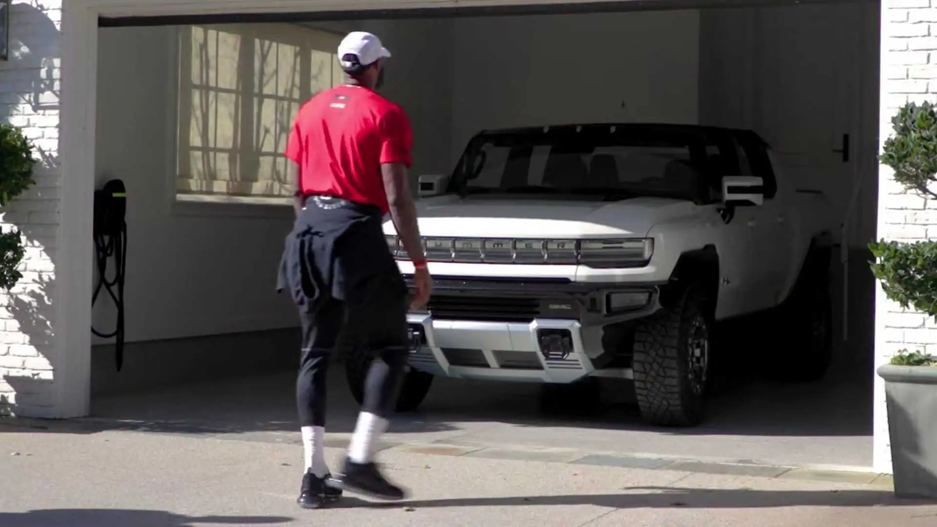 Lebron James Terkesan Usai Menjajal GMC Hummer EV Edition 1