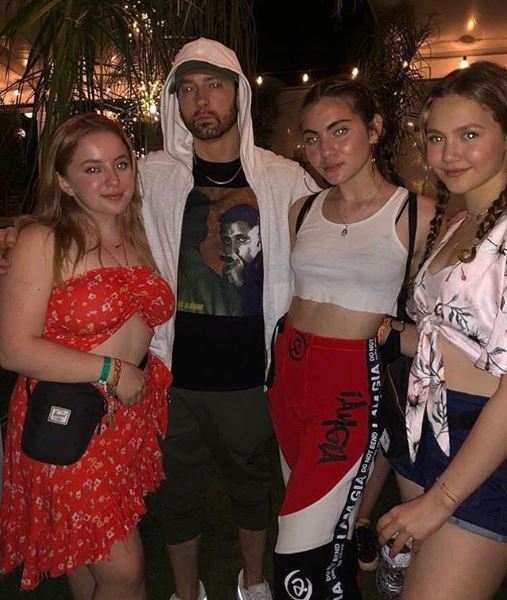 Eminem & Shady News در X: «Eminem with lucky Fans Source:  https://t.co/BFKyYVlC9A Original Source: Unknown at the moment  https://t.co/IFJ8WncHop» / X