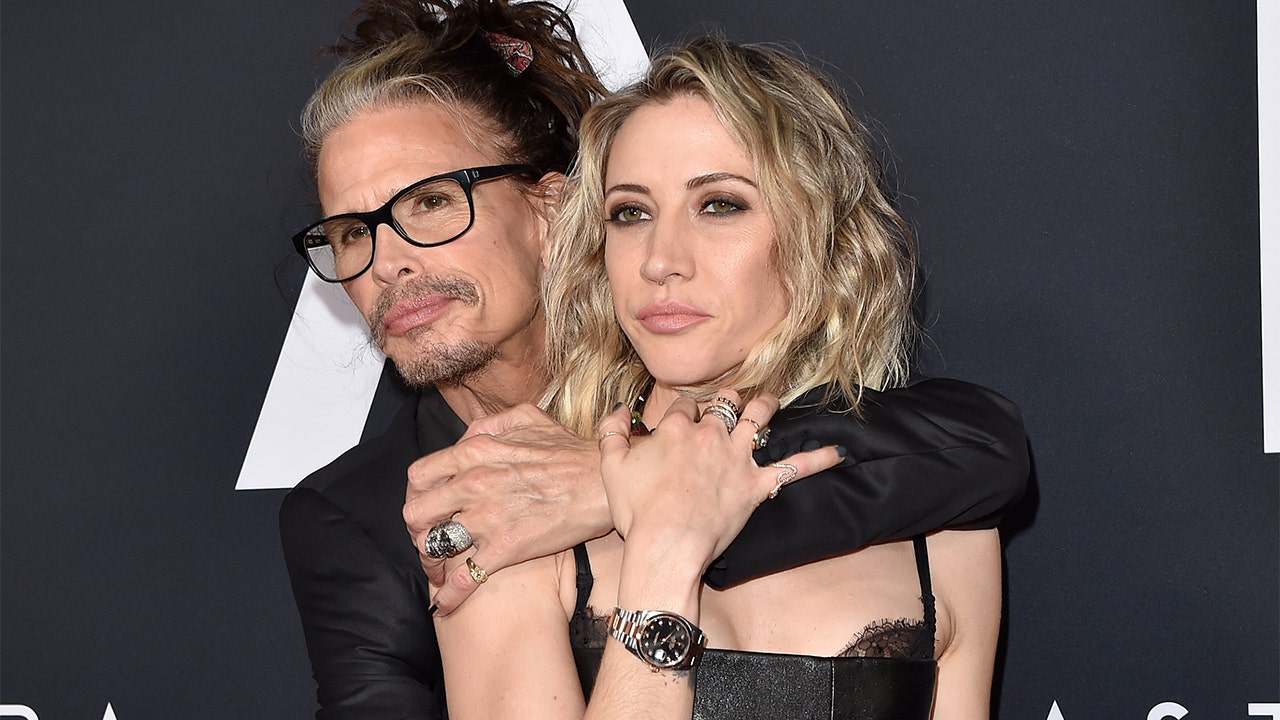 Steven Tyler, 71, packs on the PDA with girlfriend Aimee Preston, 32, on  red carpet | Fox News