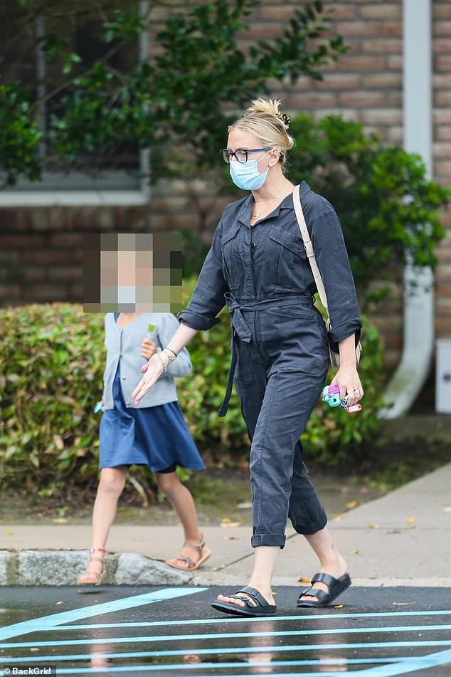 Working it: Scarlett Johansson was keeping things low-key on Wednesday as she headed to the grocery store with her daughter, Rose Dorothy Dauriac