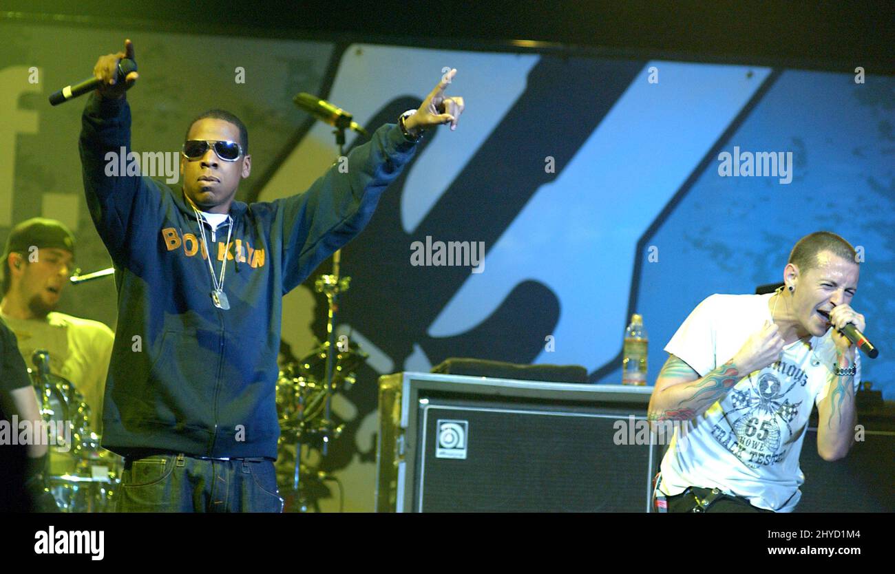 18 Febbraio 2005 Anaheim, CA. Chester Bennington di Linkin Park & Jay-Z  'Musica per il Soccorso: Ricostruire l'Asia del Sud' Concerto di benefit  tenuto presso l'Arrowhead Pond Foto stock - Alamy