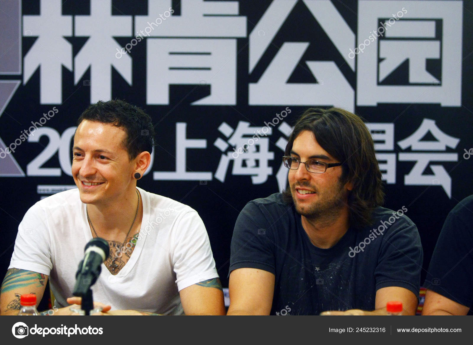 Chester Bennington Rob Bourdon Fra Det Amerikanske Rockband Linkin Park —  Stock redaktionelt foto  ChinaImages #245232316