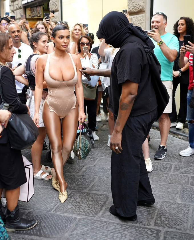 Vợ mới của Kanye West, nữ kiến trúc sư 28 tuổi Bianca Censori, ngẫu hứng chụp ảnh với mọi người trong buổi đi mua sắm hôm thứ Năm. Những người dân xung quanh thích thú ngắm rapper Mỹ hướng dẫn vợ cách tạo dáng để có bức ảnh đẹp.